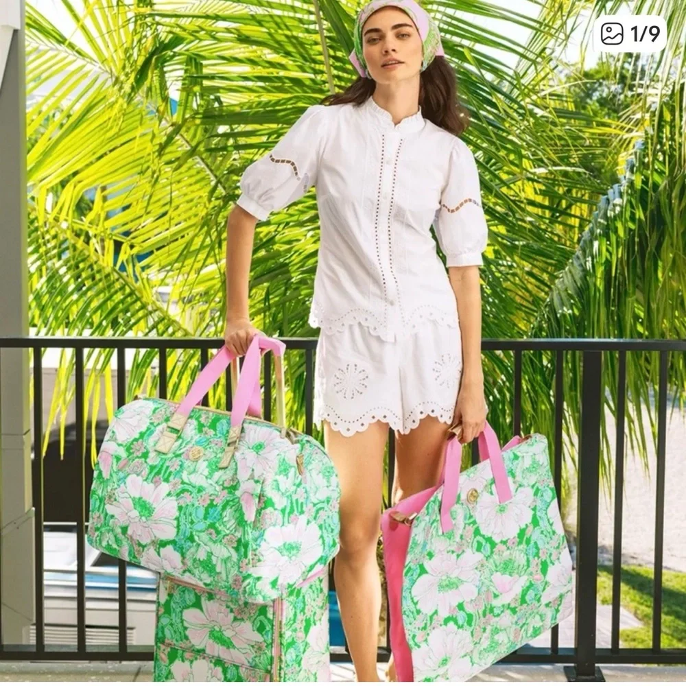 💚🌸NWT Lilly Pulitzer Rolling Suitcase GWP In Poppyland💚🌸 - Picture 4 of 6